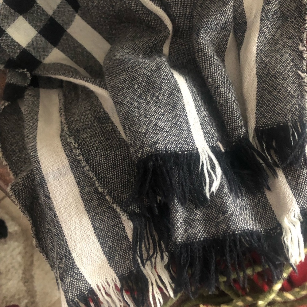 Burberry Black/White Cotton Scarf